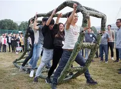 势均力敌并肩作战